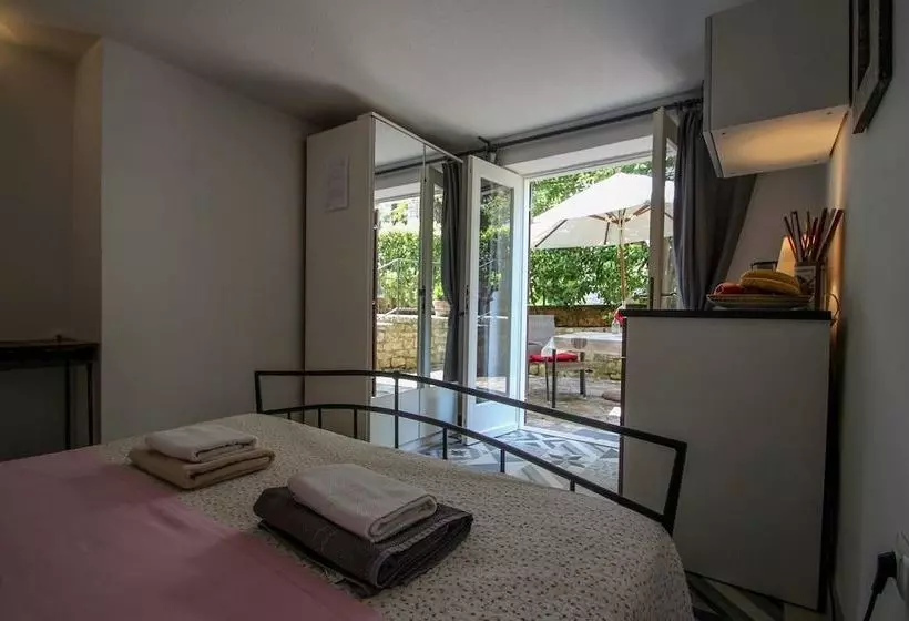 پانسیون Carla Guest House