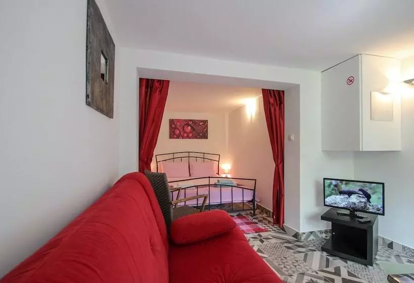 پانسیون Carla Guest House