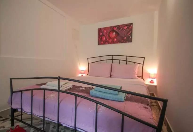 پانسیون Carla Guest House