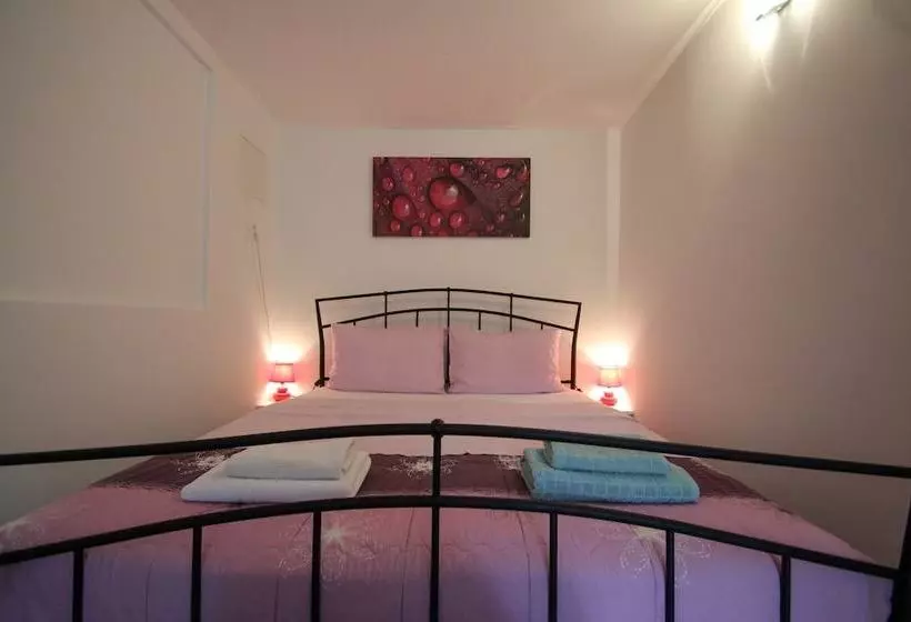 پانسیون Carla Guest House