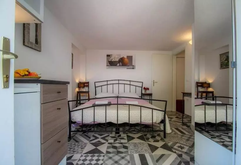 پانسیون Carla Guest House