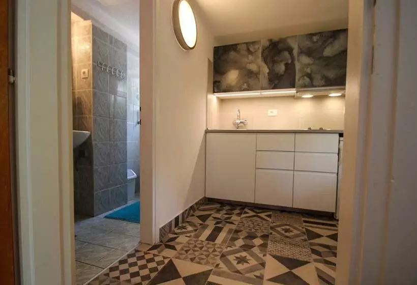 پانسیون Carla Guest House