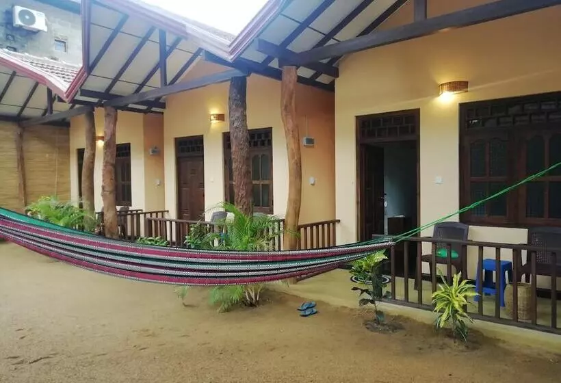 Majatalo Surf & Relax Inn Arugambay