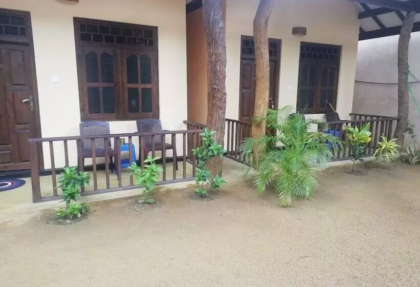 Majatalo Surf & Relax Inn Arugambay