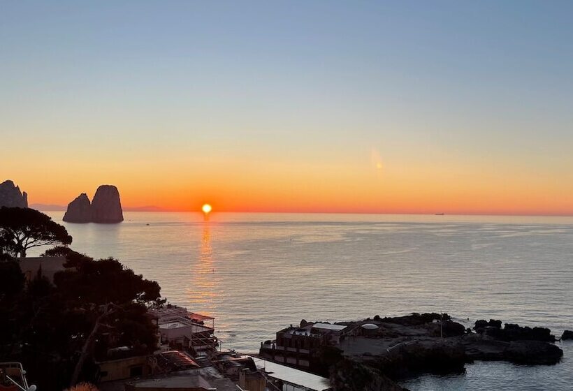 هتل Weber Ambassador