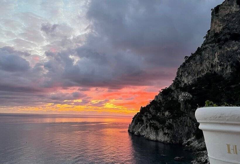 هتل Weber Ambassador