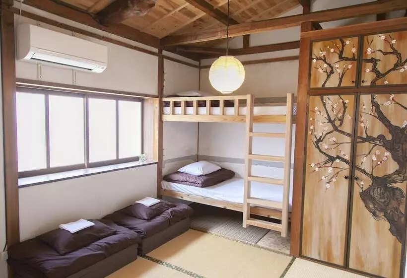 Retkeilymaja Fukuoka Guesthouse Ship