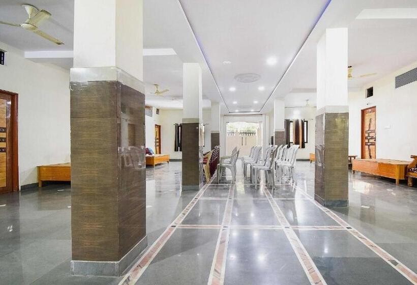 בית מלון כפרי Oyo 69787 Pathak Guest House