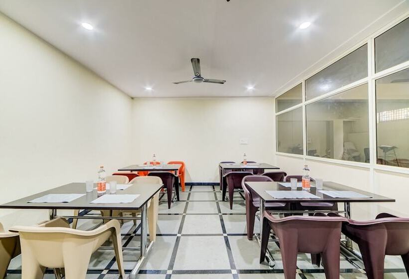 هتل Capital O 47601 Airport Palace