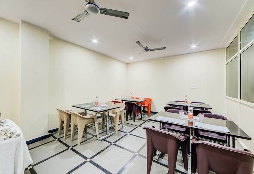 هتل Capital O 47601 Airport Palace