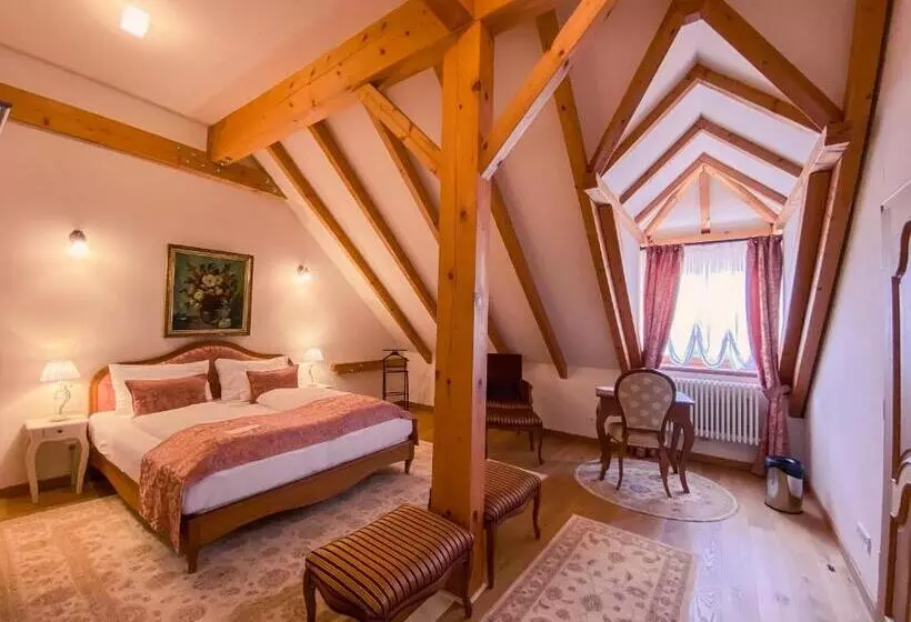 Hotelli Schloss Thalheim