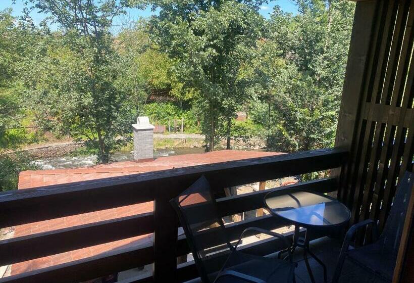 تختخواب و صبحانه Farkas Panzió