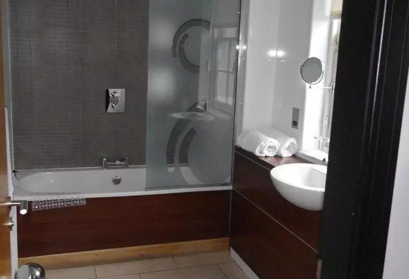 Retkeilymaja Fletcher's Restaurant Bar & Rooms