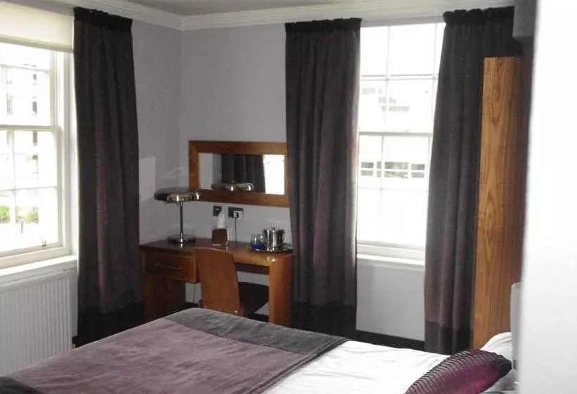 Retkeilymaja Fletcher's Restaurant Bar & Rooms