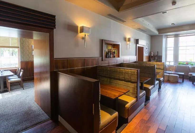 Retkeilymaja Fletcher's Restaurant Bar & Rooms