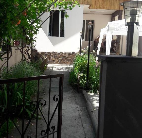 پانسیون Ira & Vaso S Guest House Borjomipark