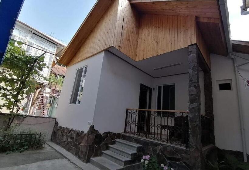 پانسیون Ira & Vaso S Guest House Borjomipark