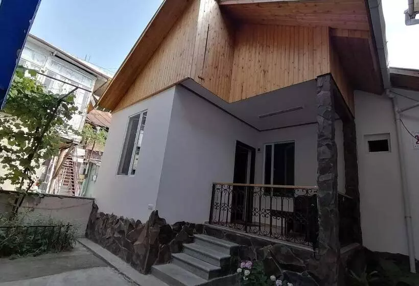 پانسیون Ira & Vaso S Guest House Borjomipark