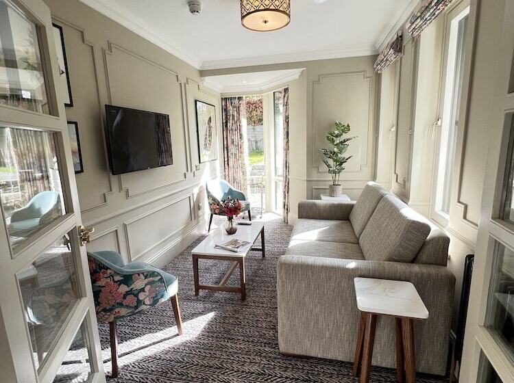 酒店 Waterloo Town House & Suites