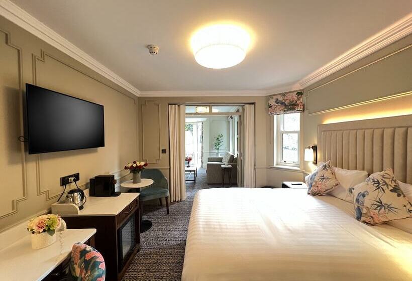 酒店 Waterloo Town House & Suites