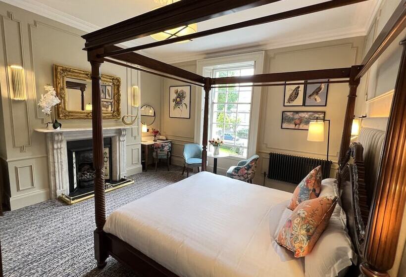 酒店 Waterloo Town House & Suites