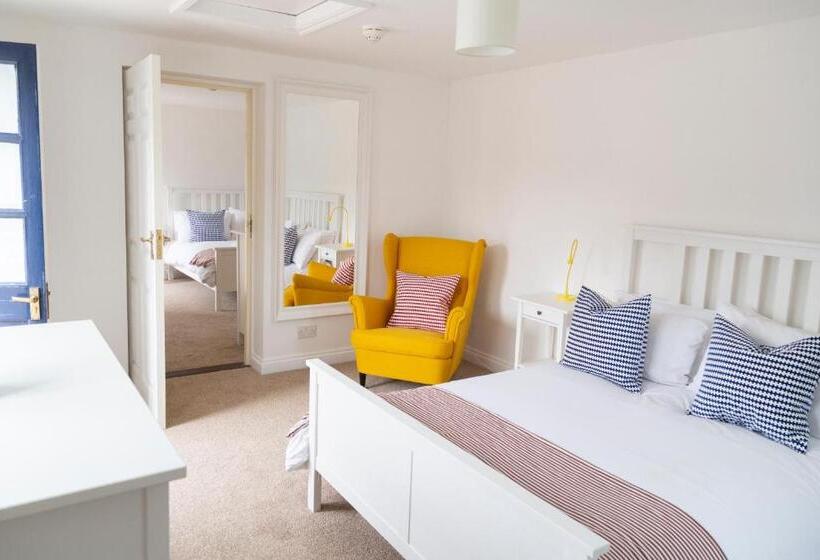 הוסטל Five Bells Inn, Wrentham