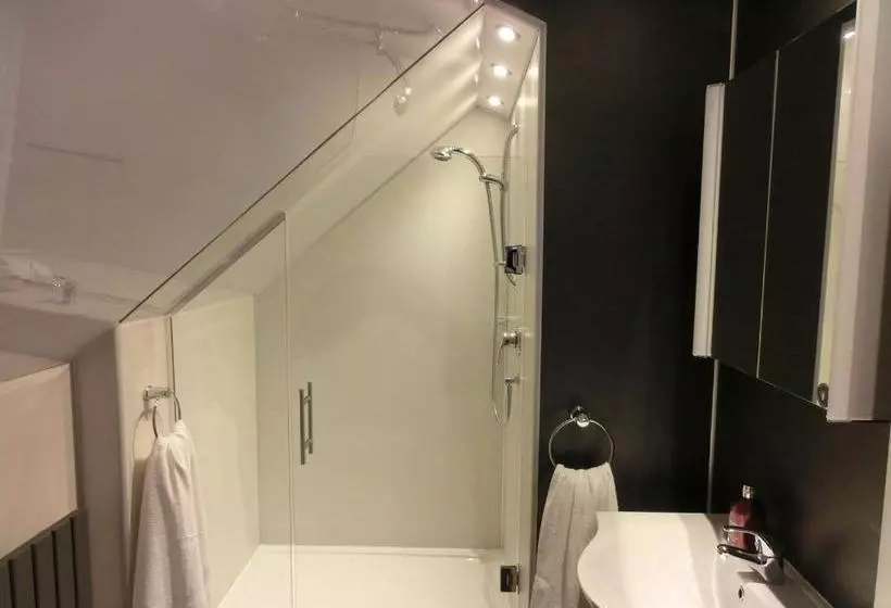 Aamiaismajoitus (B&B) The Hollies On The Wall