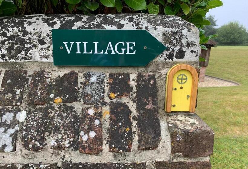 Отель Luccombe Farm Holiday Cottages