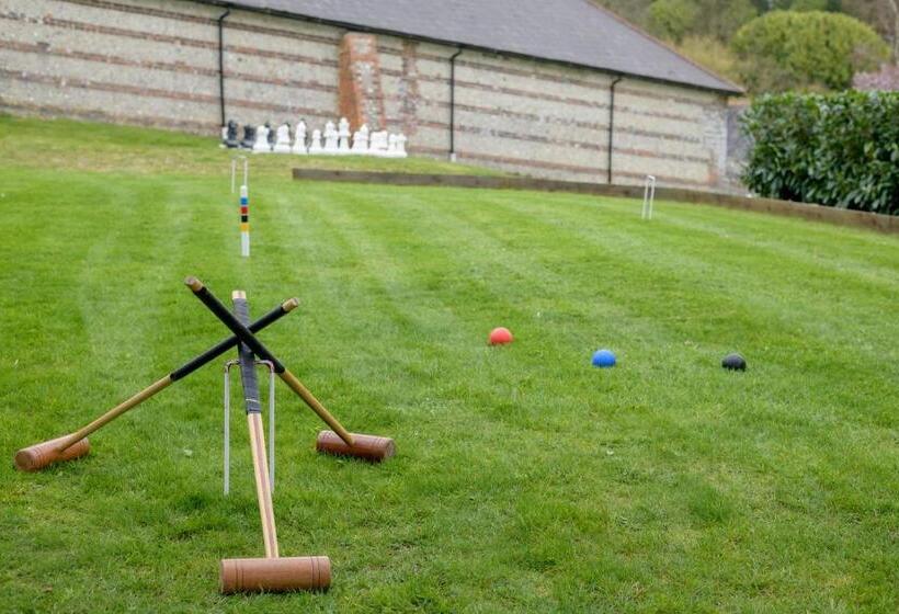 Отель Luccombe Farm Holiday Cottages