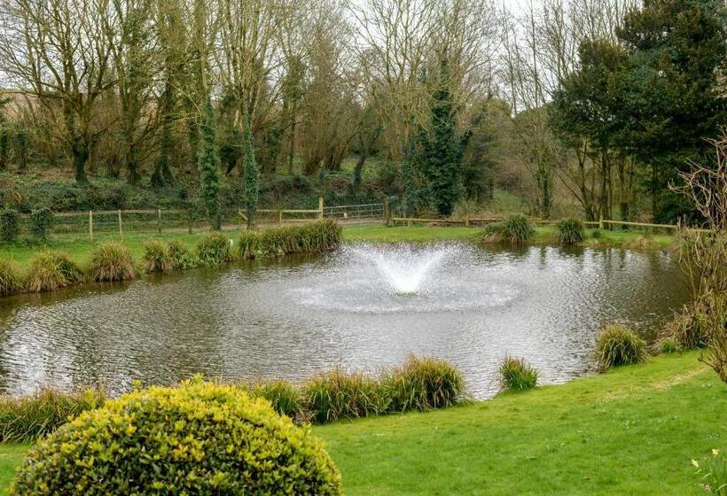 Отель Luccombe Farm Holiday Cottages