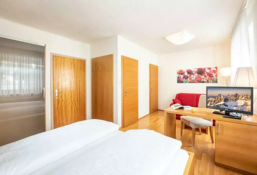 ホテル Mayer   Wirtshaus Und Dorf