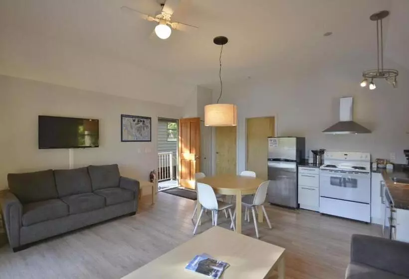 Hotelli Pender Harbour Resort & Marina