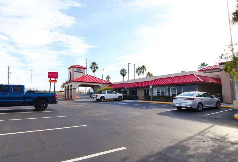 בית מלון כפרי Ramada By Wyndham Davenport Orlando South