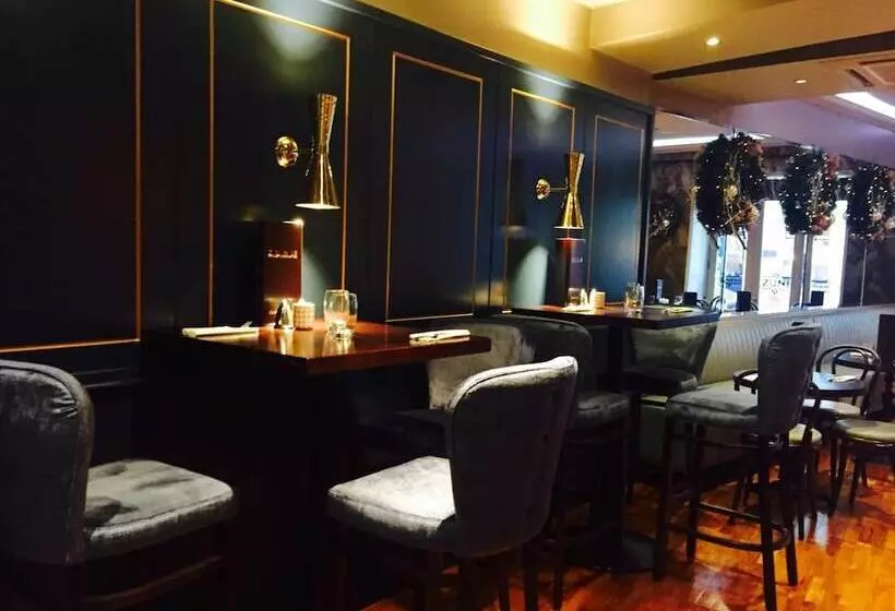 Отель Zuni Restaurant & Boutique