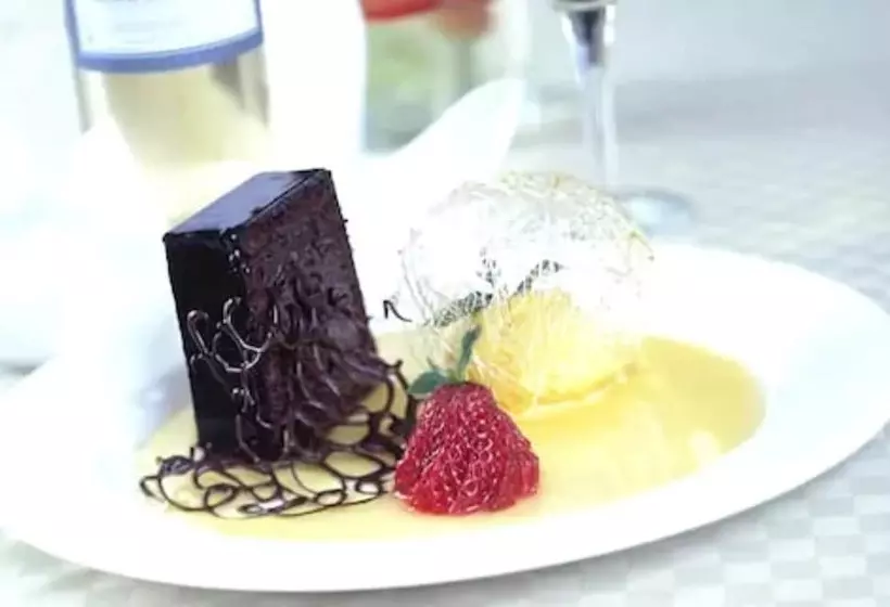 Отель Zuni Restaurant & Boutique