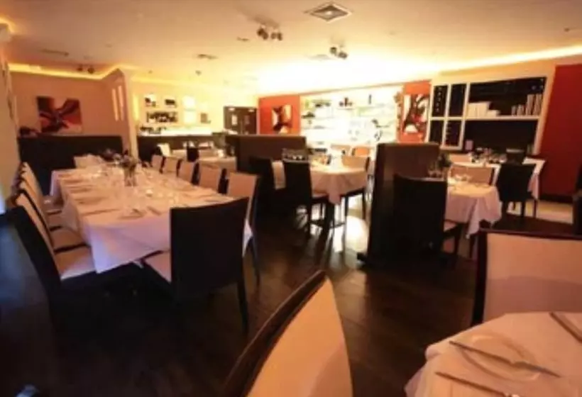 Отель Zuni Restaurant & Boutique