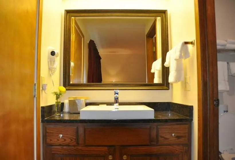 Hotelli Shepherd Mountain Inn & Suites