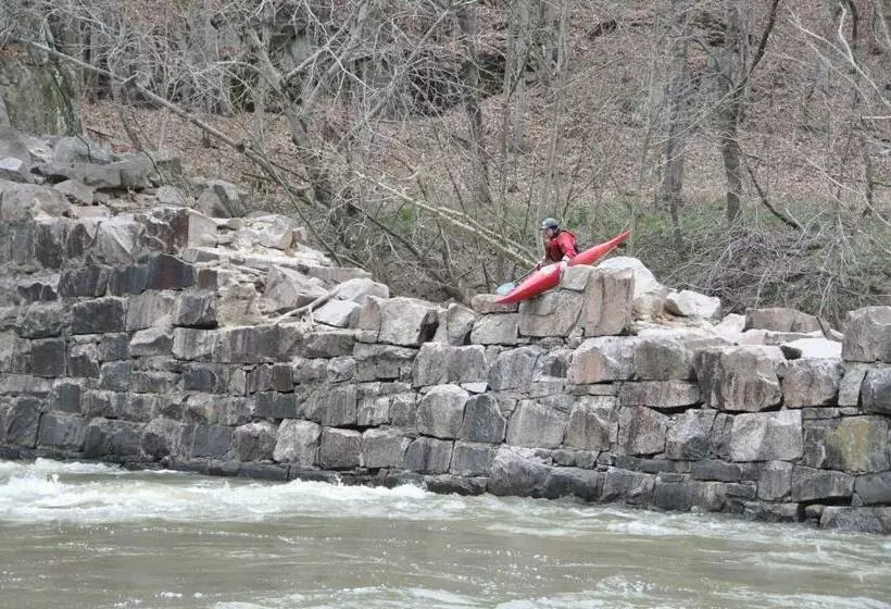 Hotelli Shepherd Mountain Inn & Suites