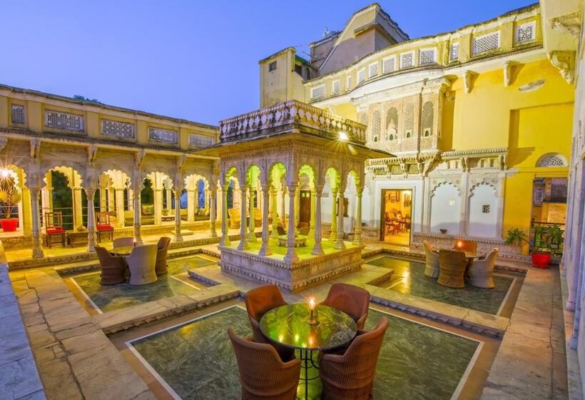 בית מלון כפרי Ghanerao Castle Ranakpur