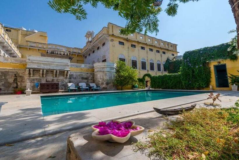 בית מלון כפרי Ghanerao Castle Ranakpur