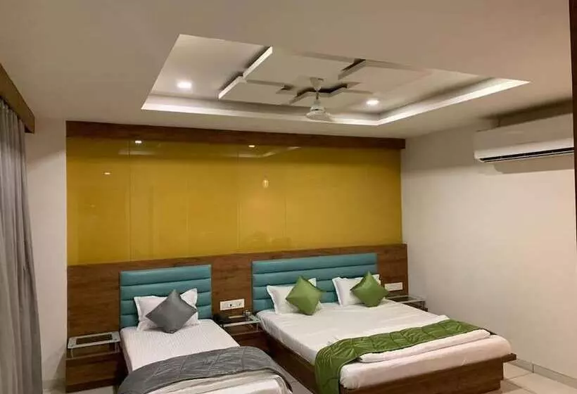 ホテル Satkar Chhatral