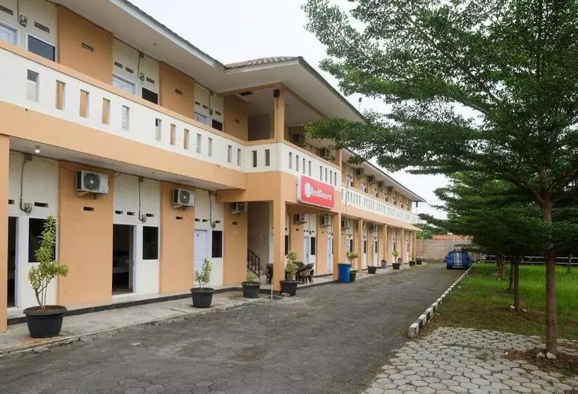 Retkeilymaja Reddoorz At Putri Syariah Brebes