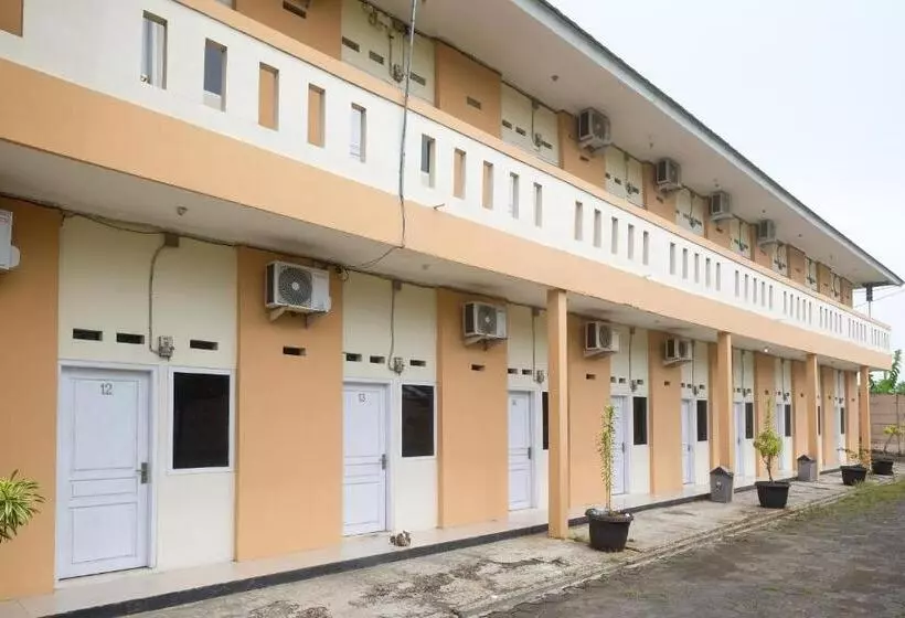 Retkeilymaja Reddoorz At Putri Syariah Brebes