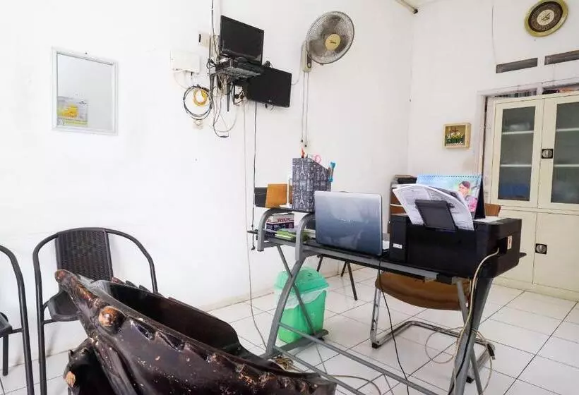 Retkeilymaja Reddoorz At Putri Syariah Brebes