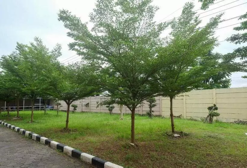 Retkeilymaja Reddoorz At Putri Syariah Brebes