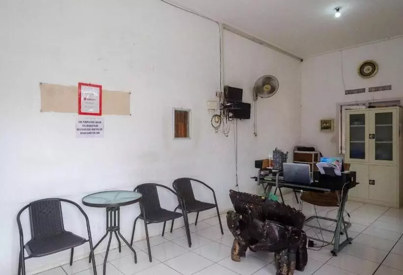 Retkeilymaja Reddoorz At Putri Syariah Brebes