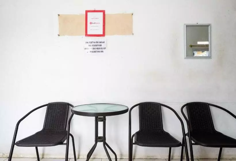 Retkeilymaja Reddoorz At Putri Syariah Brebes