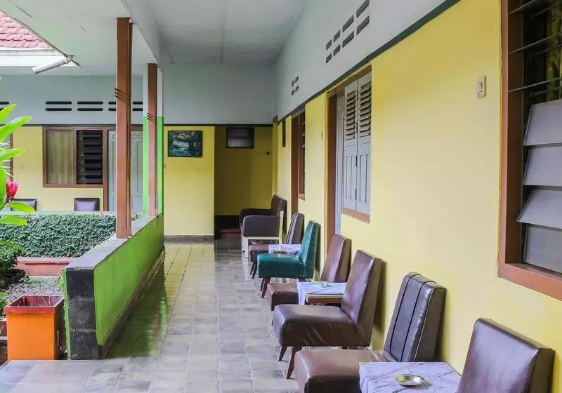 Retkeilymaja Spot On 1708 Hotel Budi Famili 1 Syariah