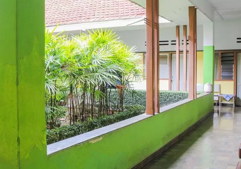 Retkeilymaja Spot On 1708 Hotel Budi Famili 1 Syariah