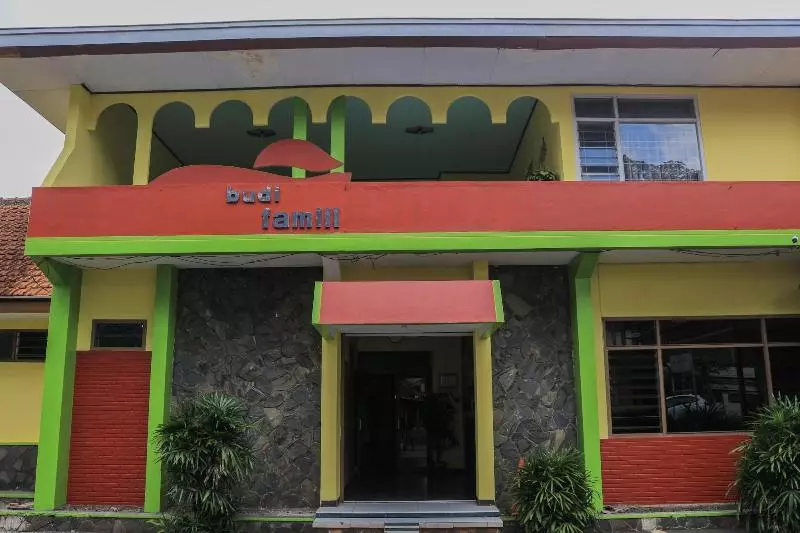 Retkeilymaja Spot On 1708 Hotel Budi Famili 1 Syariah